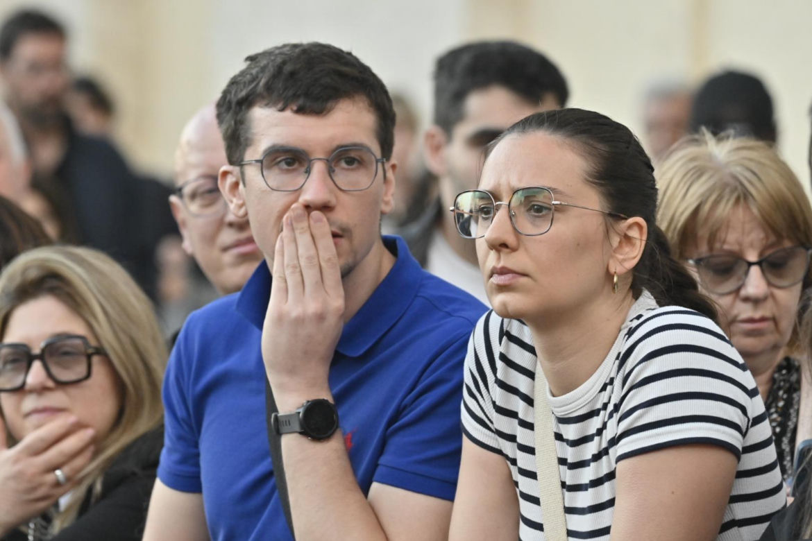 Plac Świętego Piotra wypełniony wiernymi. Modlitwa za papieża Franciszka wzrusza do łez