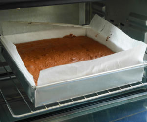 Ciasto przypala się od spodu? Winowajcą może być kolor blachy. Jak piec ciasto?