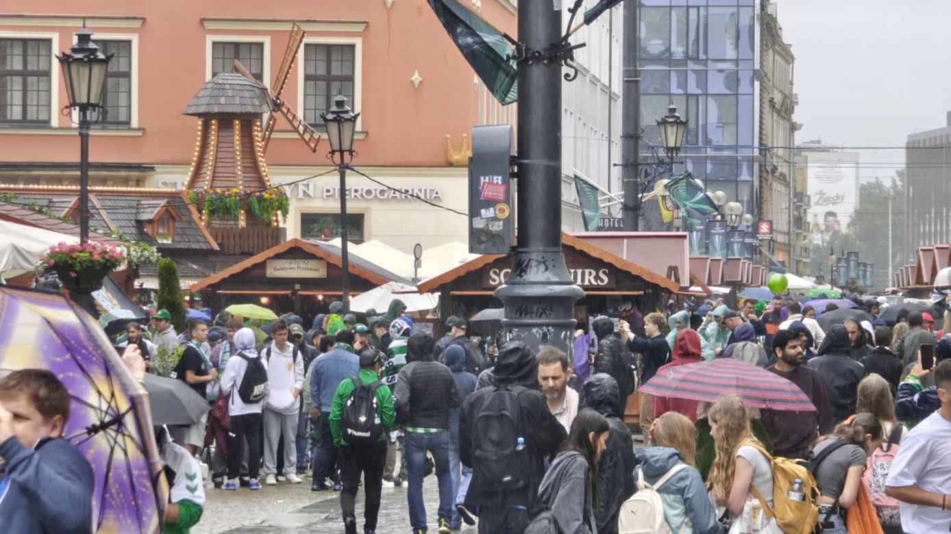 Gorąco przed finałem Ligii Konferencji we Wrocławiu. Tysiące kibiców na Rynku 
