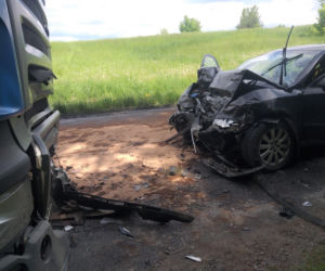 Tragiczny wypadek w Sterławkach Małych. Osobówka wjechała pod ciężarówkę [ZDJĘCIA]