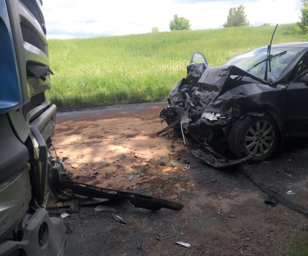 Tragiczny wypadek w Sterławkach Małych. Osobówka wjechała pod ciężarówkę [ZDJĘCIA]
