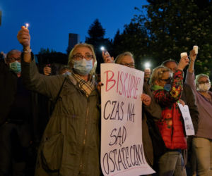 Manifestacja przed kaliską kurią diecezjalną. Kaliszanie oburzeni zachowaniem biskupa Janiaka