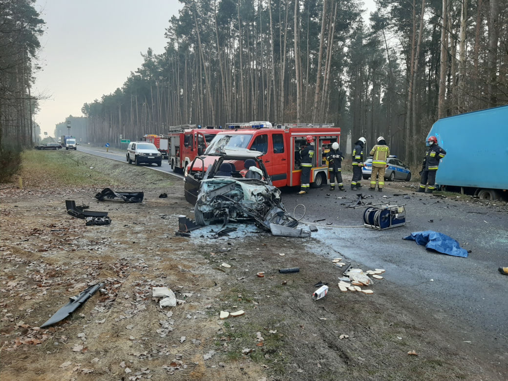Tragiczne zderzenie osobówki z busem pod Kępnem. 76-latek nie miał szans! [ZDJĘCIA]