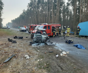Tragiczne zderzenie osobówki z busem pod Kępnem. 76-latek nie miał szans! [ZDJĘCIA]