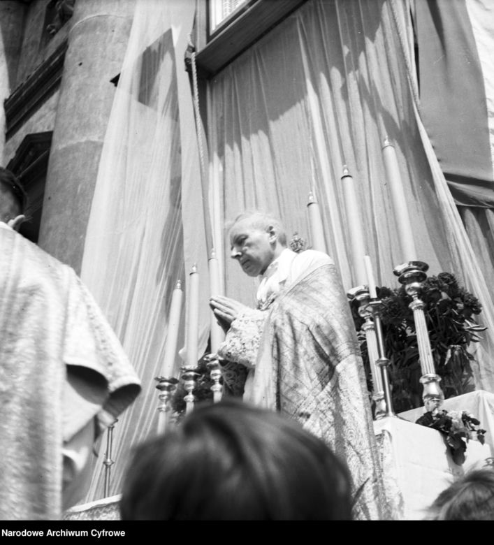 Uroczystość Bożego Ciała w Warszawie celebrowana przez Prymasa Polski kardynała Stefana Wyszyńskiego - 1957 rok