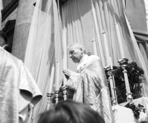 Uroczystość Bożego Ciała w Warszawie celebrowana przez Prymasa Polski kardynała Stefana Wyszyńskiego - 1957 rok