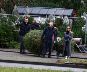 Donald Tusk z zięciem dźwigają gigantyczną choinkę. A za nimi drepcze Kasia z drugą. Wnusie premiera jak księżniczki