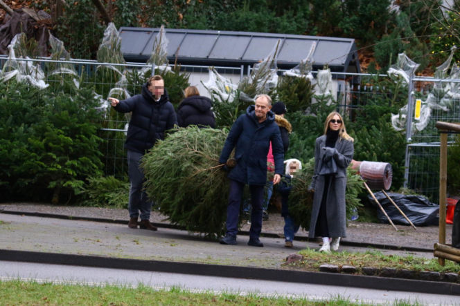 Donald Tusk z zięciem dźwigają gigantyczną choinkę. A za nimi drepcze Kasia z drugą. Wnusie premiera jak księżniczki