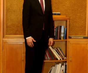 Morawiecki bije na głowę Szydło i Kaczyńskiego