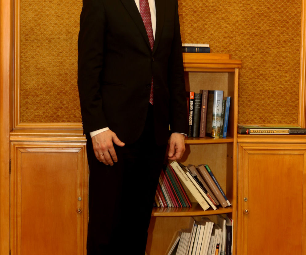 Morawiecki bije na głowę Szydło i Kaczyńskiego