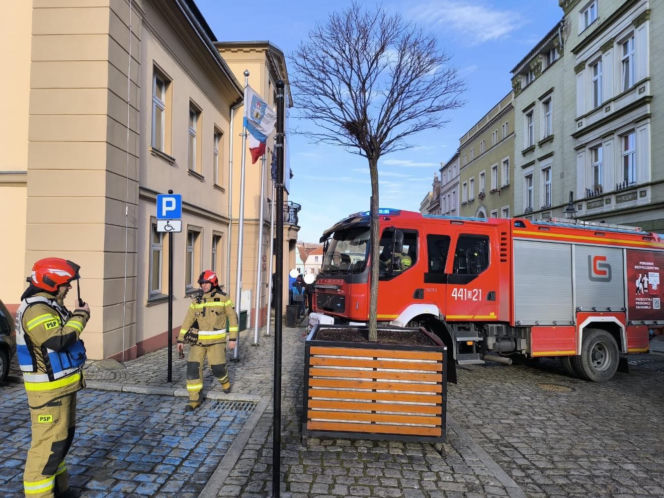 Alarm na Dolnym Śląsku! Tajemnicza substancja w urzędzie, trwa pilna ewakuacja