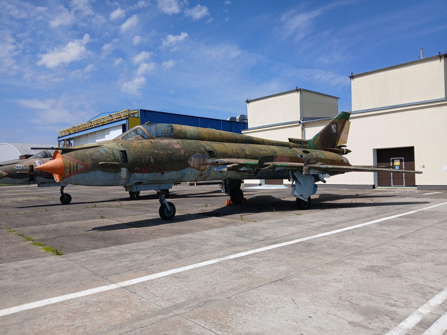 Wojskowe Zakłady Lotnicze sprzedają Su-22. Samolot szturmowy można kupić za cenę nowego auta