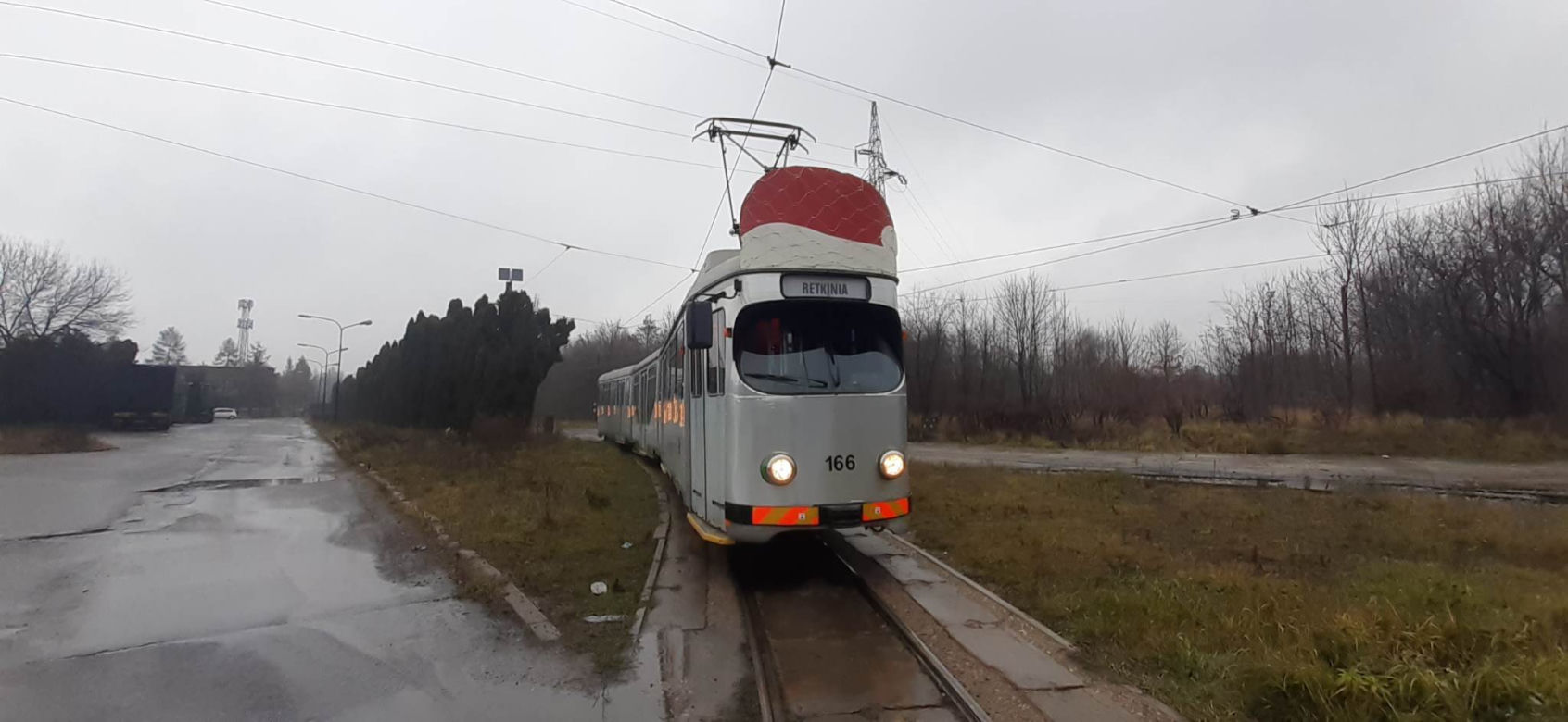 Mikołajkowy pojazd na łódzkich drogach. Zobacz, jak wyglądał świąteczny tramwaj