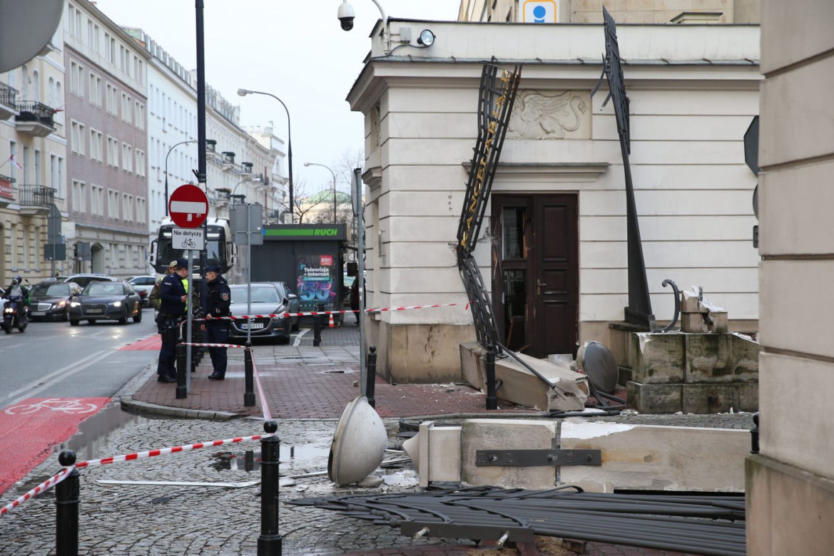 Ciężarówka zniszczyła zabytkową bramę wjazdową na teren Kancelarii Prezydenta