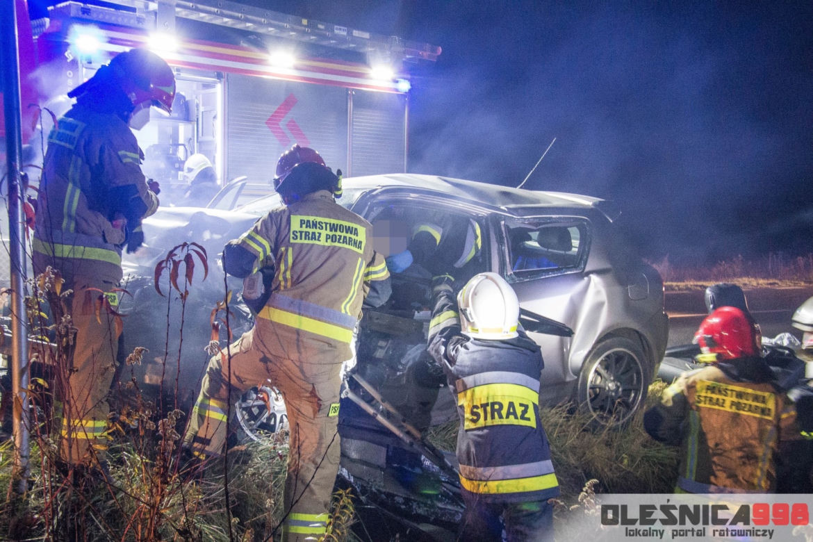 Toyota zderzyła się czołowo z ciężarówką