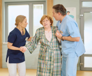 Na Wspólnej, odcinek 4195: profesor Agier słabnie na oddziale kardiochirurgii. Na oczach przerażonej córki dochodzi u niej do zatrzymania akcji serca