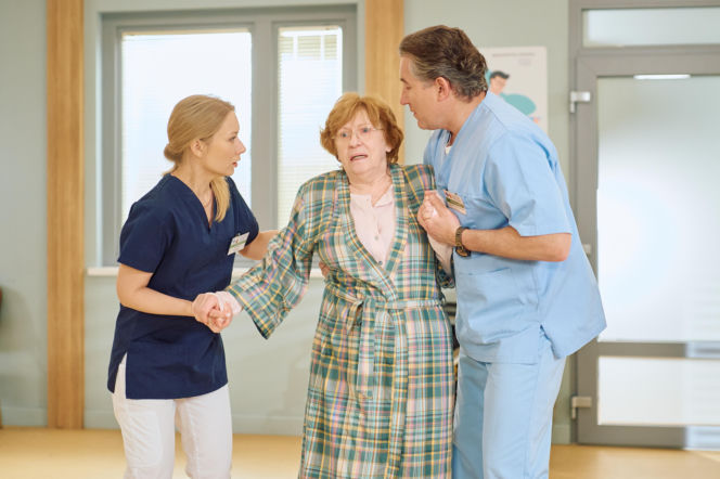 "Na Wspólnej", odcinek 4195: profesor Agier słabnie na oddziale kardiochirurgii. Na oczach przerażonej córki dochodzi u niej do zatrzymania akcji serca