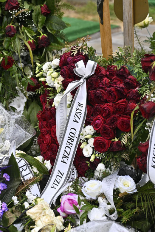 Grób Patrycji i Łukasza utonął w białych kwiatach. Małżeństwo zginęło ratując swoją 4-letnią córeczkę