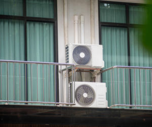 Klimatyzacja w blokach i kamienicach – formalności, ograniczenia i parametry instalacji