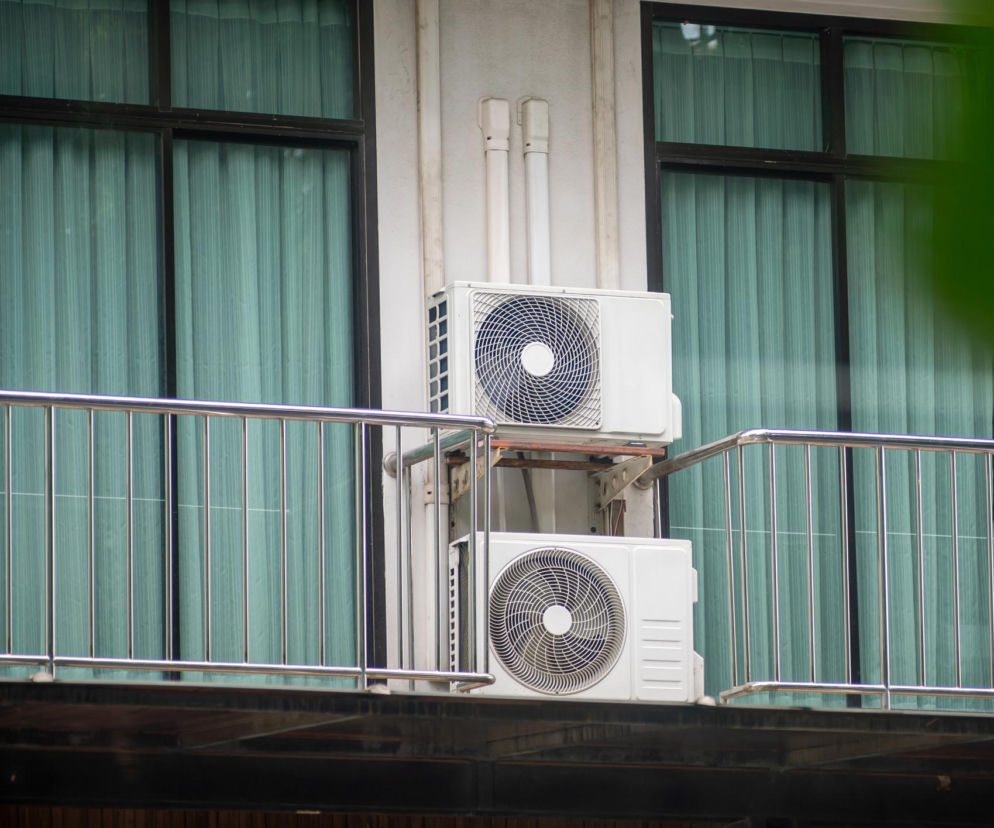 Klimatyzatory w mieszkaniach w budynkach wielorodzinnych – hałas, moc, instalacja i formalności
