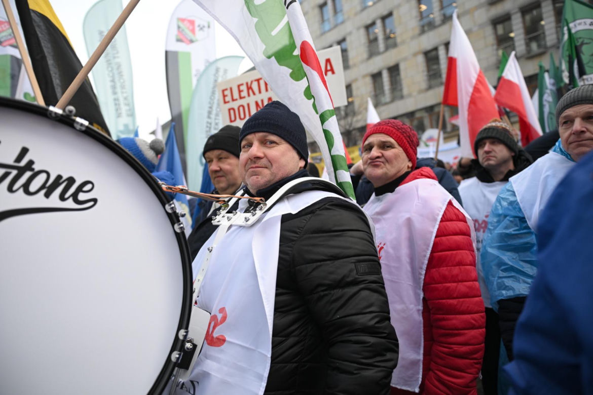 Protest energetyków i górników przed siedzibą PGE w Warszawie