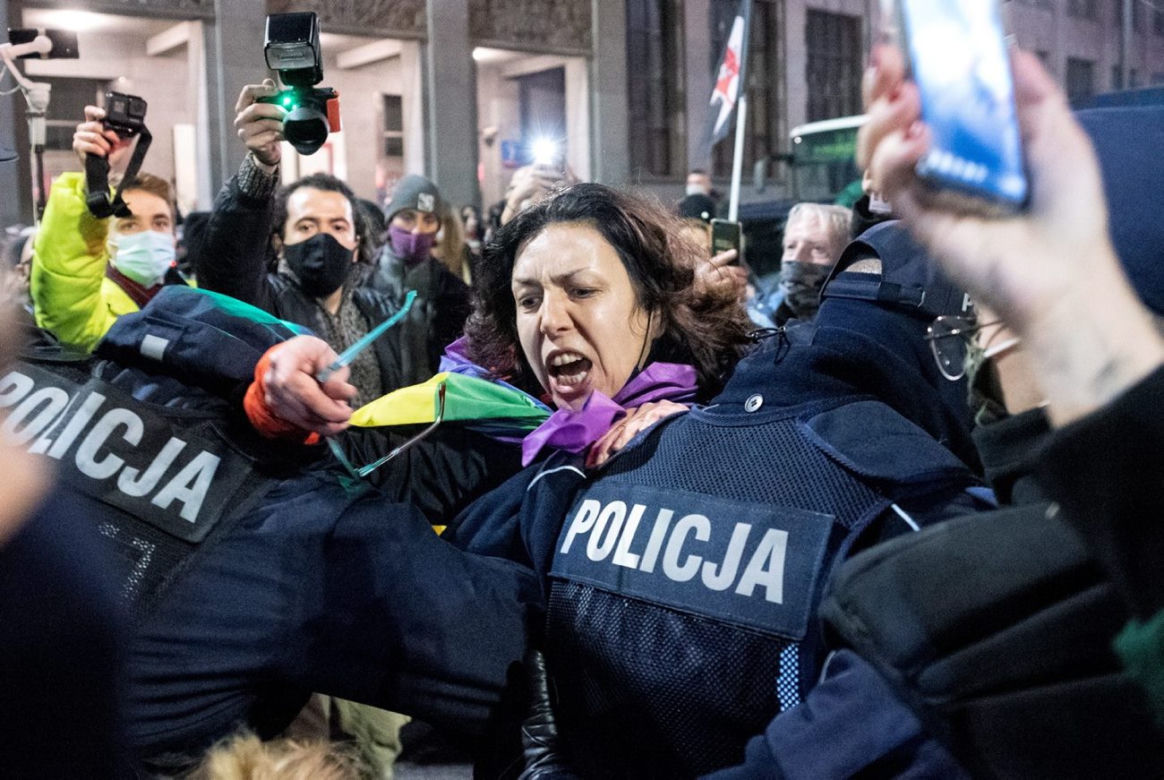Pałki i gaz na ulicach