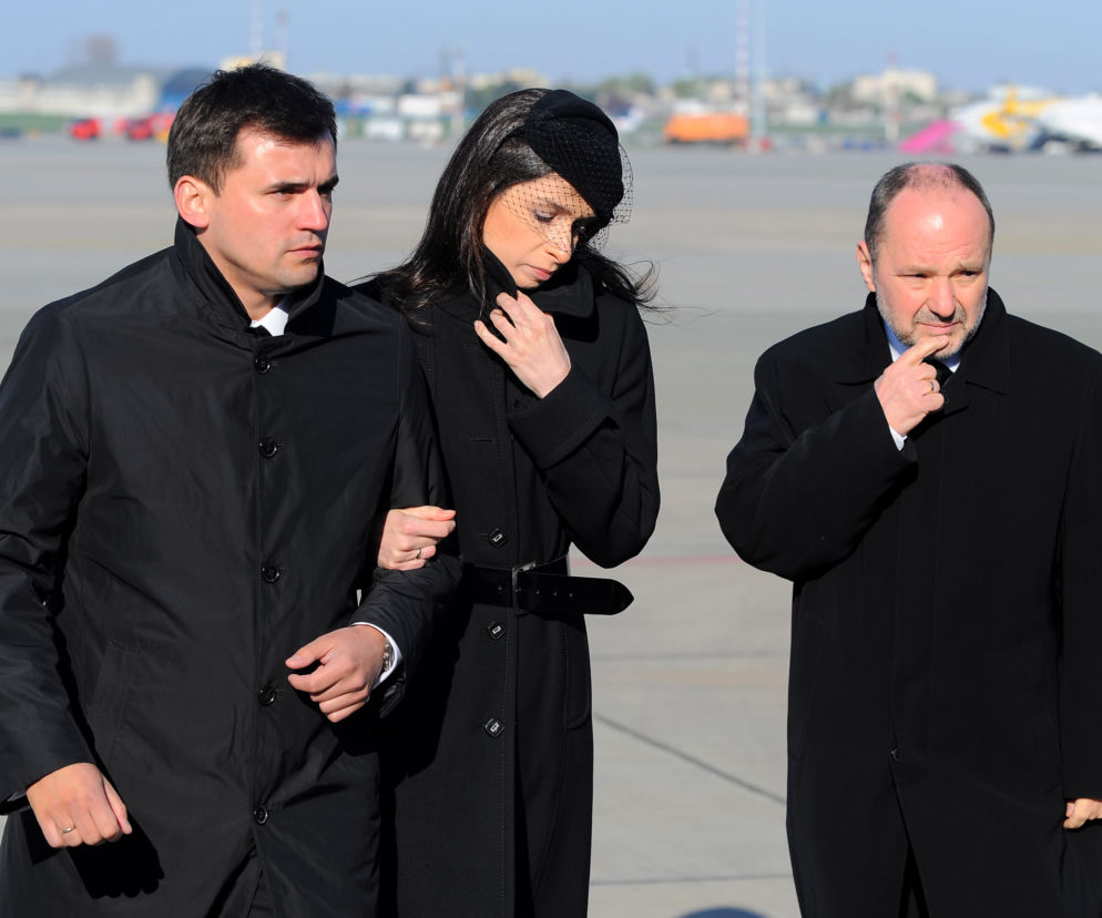 Marta Kaczyńska obserwuje odlot trumien do Krakowa