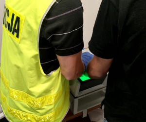 Brutalnie zmuszali go do kradzieży w toruńskiej galerii. Trafili za kratki