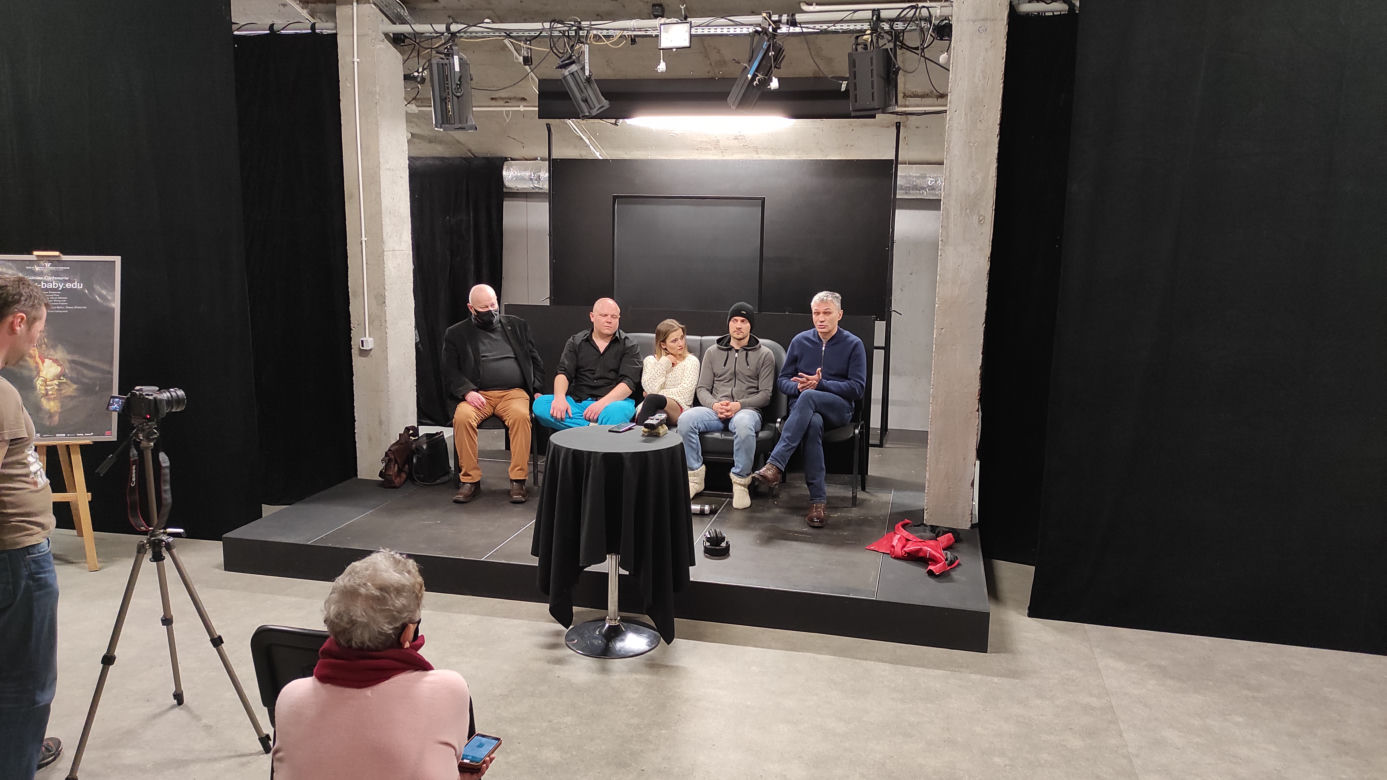 Próby i konferencja prasowa przed premierą spektaklu "mady-baby.edu" w tarnowskim teatrze
