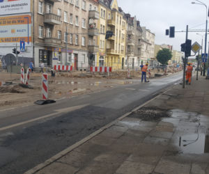 Zalana ulica Chełmińska w Grudziądzu po opadach deszczu