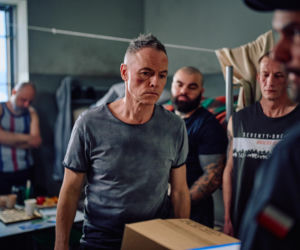 Damian trafi do aresztu pod zarzutem pedofilii i zostanie zaatakowany przez współwięźniów.