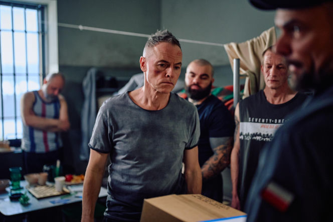 Damian trafi do aresztu pod zarzutem pedofilii i zostanie zaatakowany przez współwięźniów.