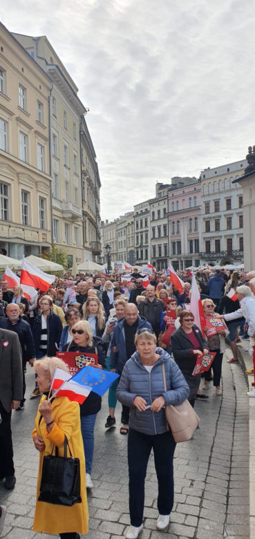 Przez Kraków przeszedł marsz solidaryzujący z warszawskim Marszem Miliona Serc