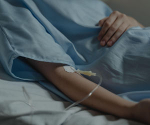 Pielęgniarz dusił pacjenta i śpiewał pieśni żałobne. Liczył do trzydziestu