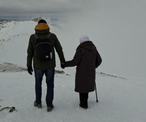 Wzruszająca scena w Tatrach. Poszukiwany wnuczek, który zabrał babcię w góry. To zdjęcie chwyta za serce! 