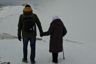 Wzruszająca scena w Tatrach. Poszukiwany wnuczek, który zabrał babcię w góry. To zdjęcie chwyta za serce! 