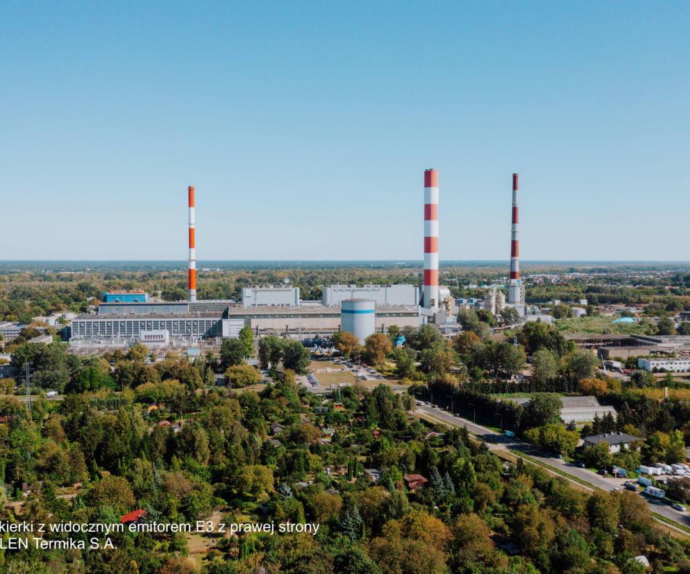Elektrociepłownia Siekierki z biało-czerwonymi kominami wśród zieleni. O rozbiórce emitora E3 pisze SE Superbiz.