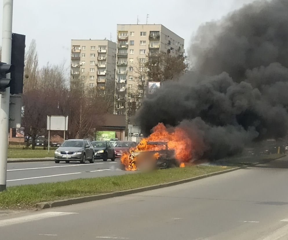 Katowice. Samochód na ul. Kościuszki nagle stanął w płomieniach! Potężne kłęby dymu