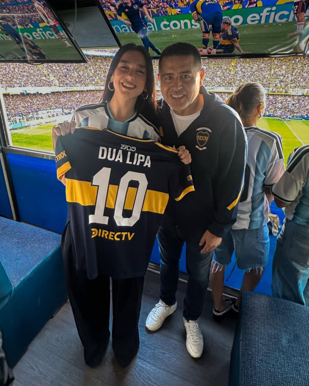 Krzysztof Stanowski i Dua Lipa na meczu Coca - River