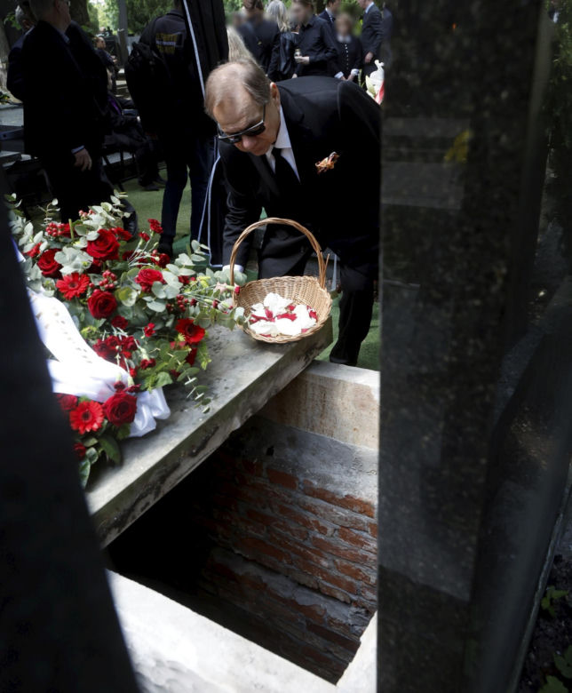 Monika Olejnik na pogrzebie senatora Piesiewicza. Towarzyszył jej ukochany