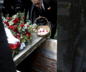 Monika Olejnik na pogrzebie senatora Piesiewicza. Towarzyszył jej ukochany