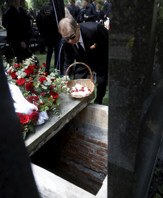Monika Olejnik na pogrzebie senatora Piesiewicza. Towarzyszył jej ukochany