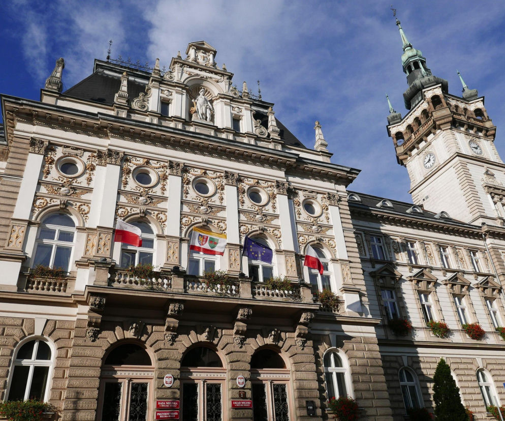 Zabytkowy Ratusz w Bielsku-Białej z flagami na balkonie. O urokach Małego Wiednia przeczytasz w Eska Kraków.