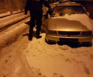Stracili wszystko. Teraz mieszkają we wraku auta. Strażnicy miejscy chcą im pomóc