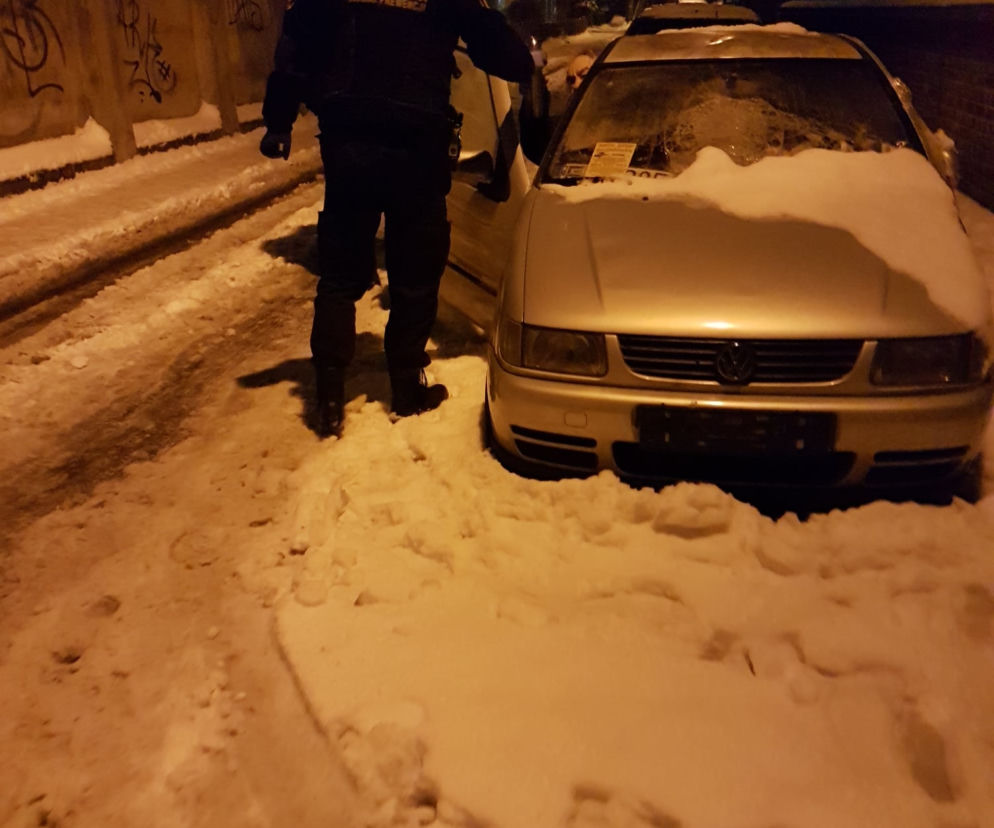 Stracili wszystko. Teraz mieszkają we wraku auta. Strażnicy miejscy chcą im pomóc