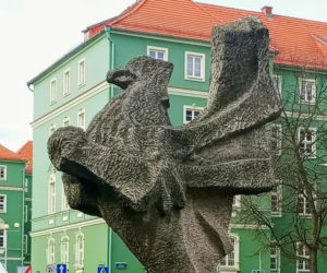 Rzeźba gryfa na alei Jana Pawła II