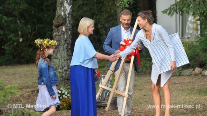 M jak miłość odc. 1177. Andrzej Budzyński (Krystian Wieczorek), Paulina (Maria Szafirska), Ania (Weronika Wachowska), Marta (Dominika Ostałowska)