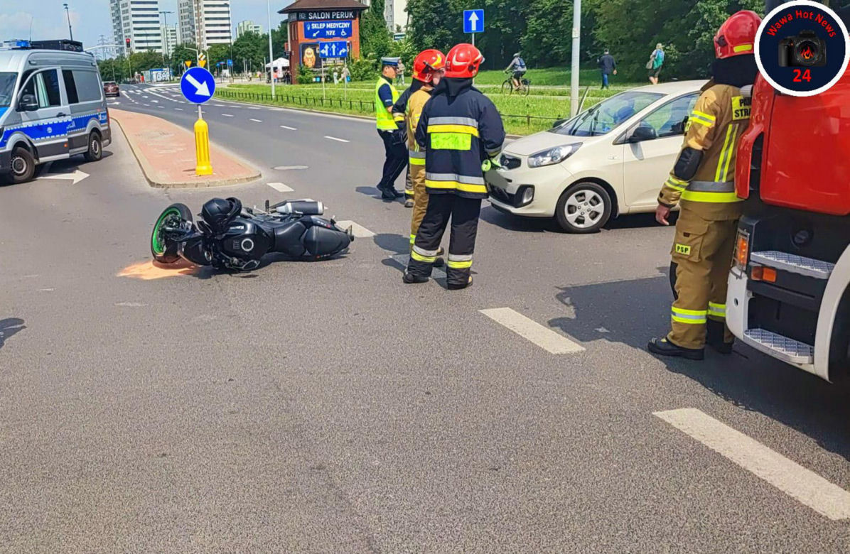 Zderzenie motocykla z samochodem osobowym. Kierowca jednośladu trafił do szpitala