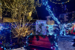 Dom bydgoskich Griswoldów znów rozbłysł. Powieśiliśmy 300 tysięcy lampek. Przygotowywaliśmy jej od lipca!