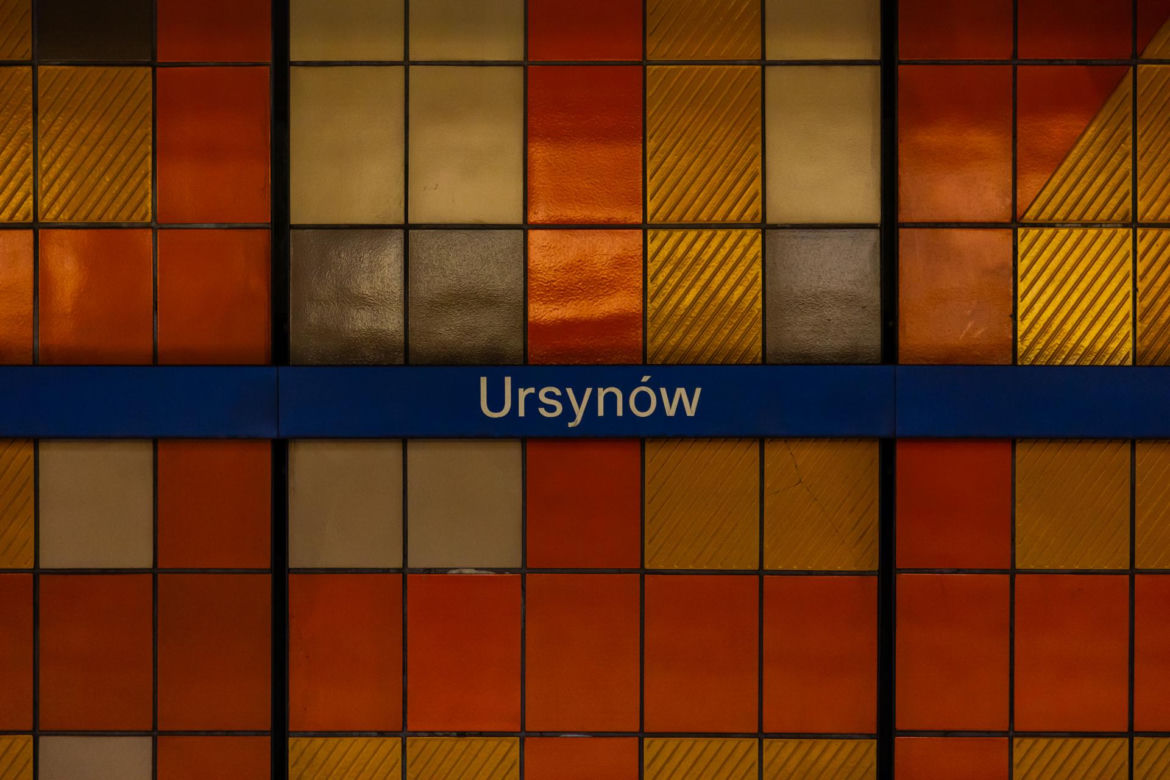 Mozaiki na ścianach stacji metra M1 Ursynów i Służew